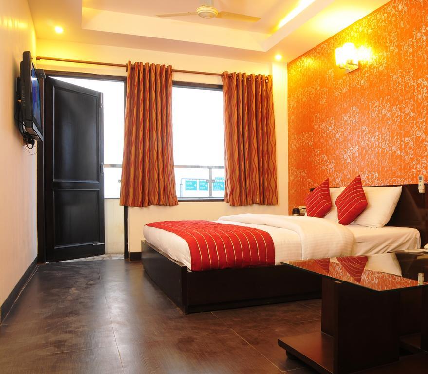 Airport Hotel Daya Capitol Нью-Делі Екстер'єр фото