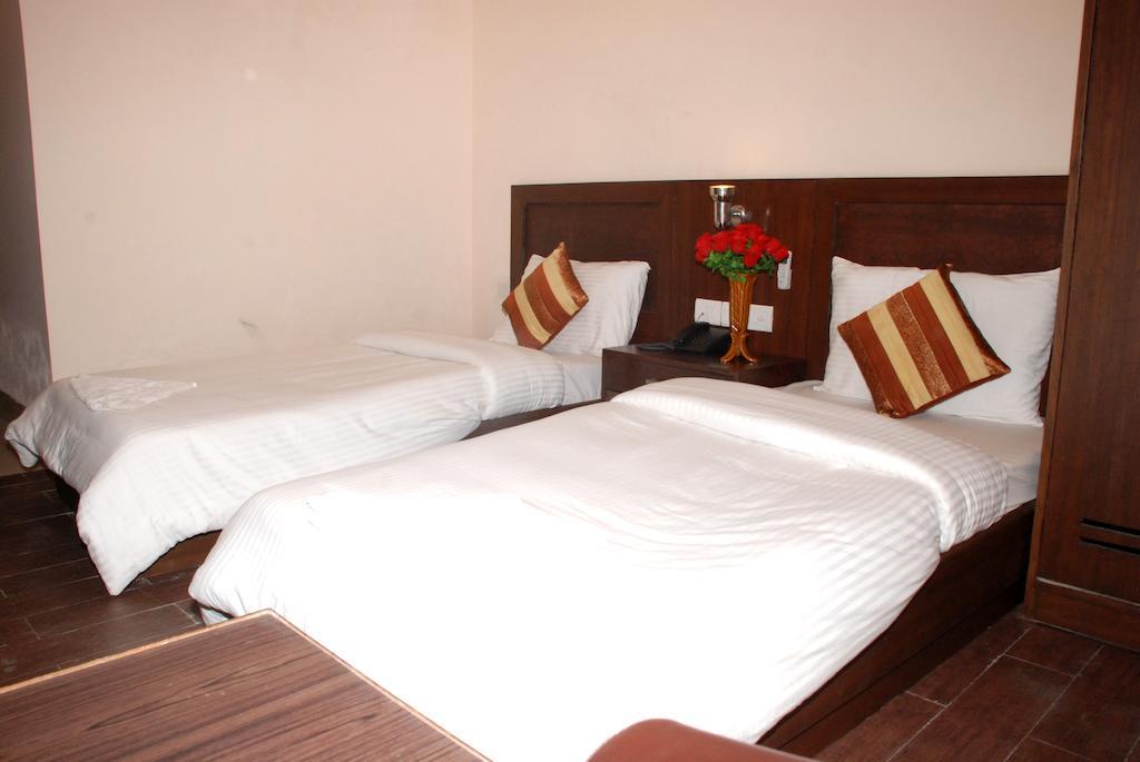 Airport Hotel Daya Capitol Нью-Делі Екстер'єр фото