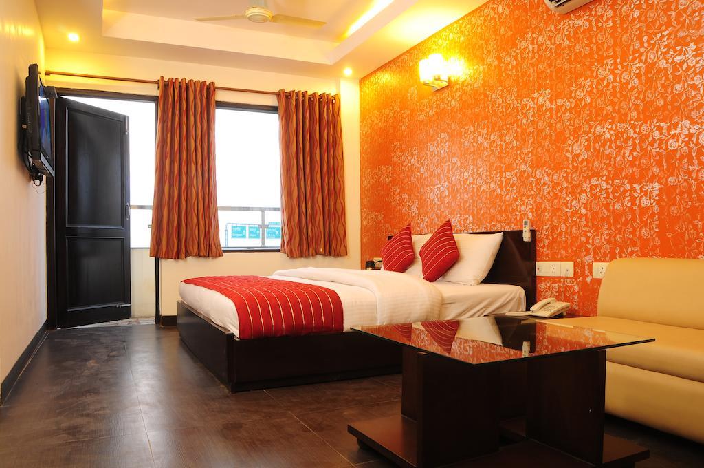 Airport Hotel Daya Capitol Нью-Делі Екстер'єр фото
