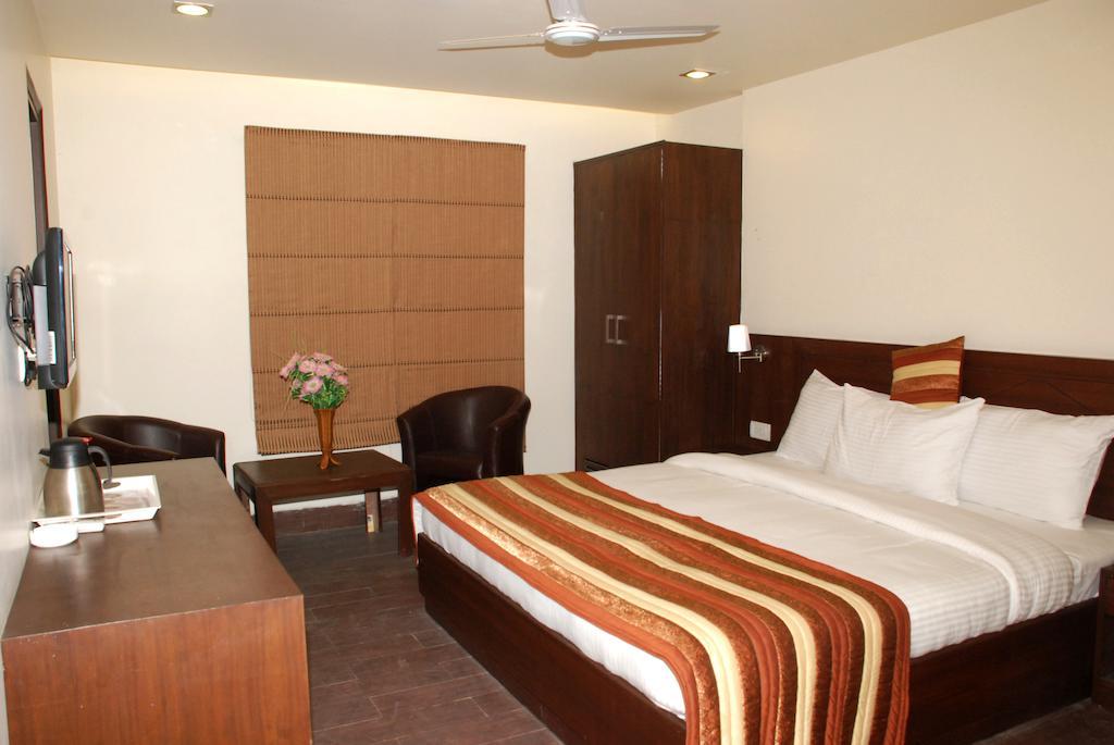 Airport Hotel Daya Capitol Нью-Делі Екстер'єр фото