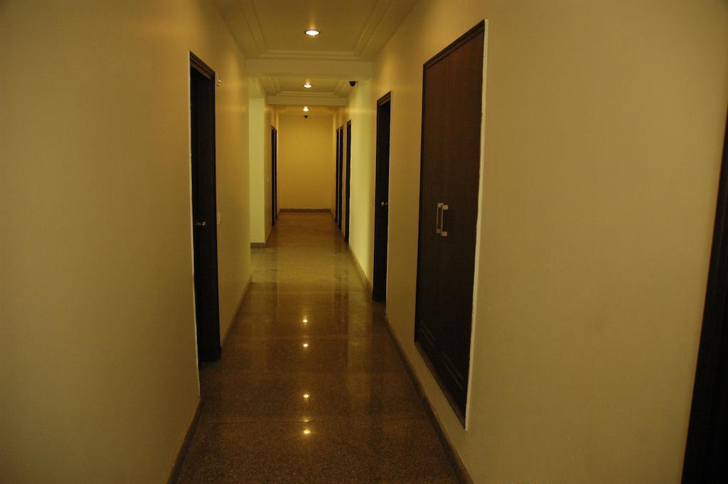 Airport Hotel Daya Capitol Нью-Делі Екстер'єр фото