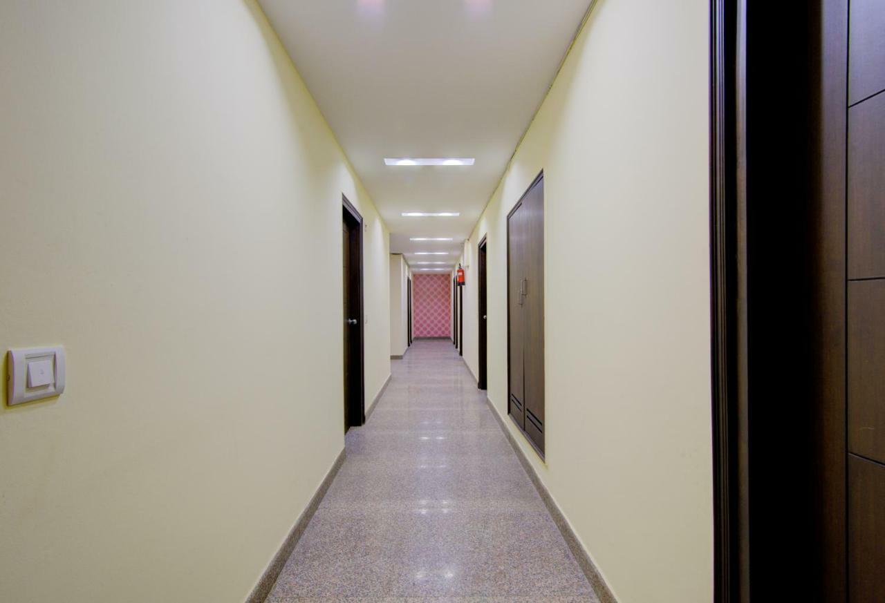 Airport Hotel Daya Capitol Нью-Делі Екстер'єр фото