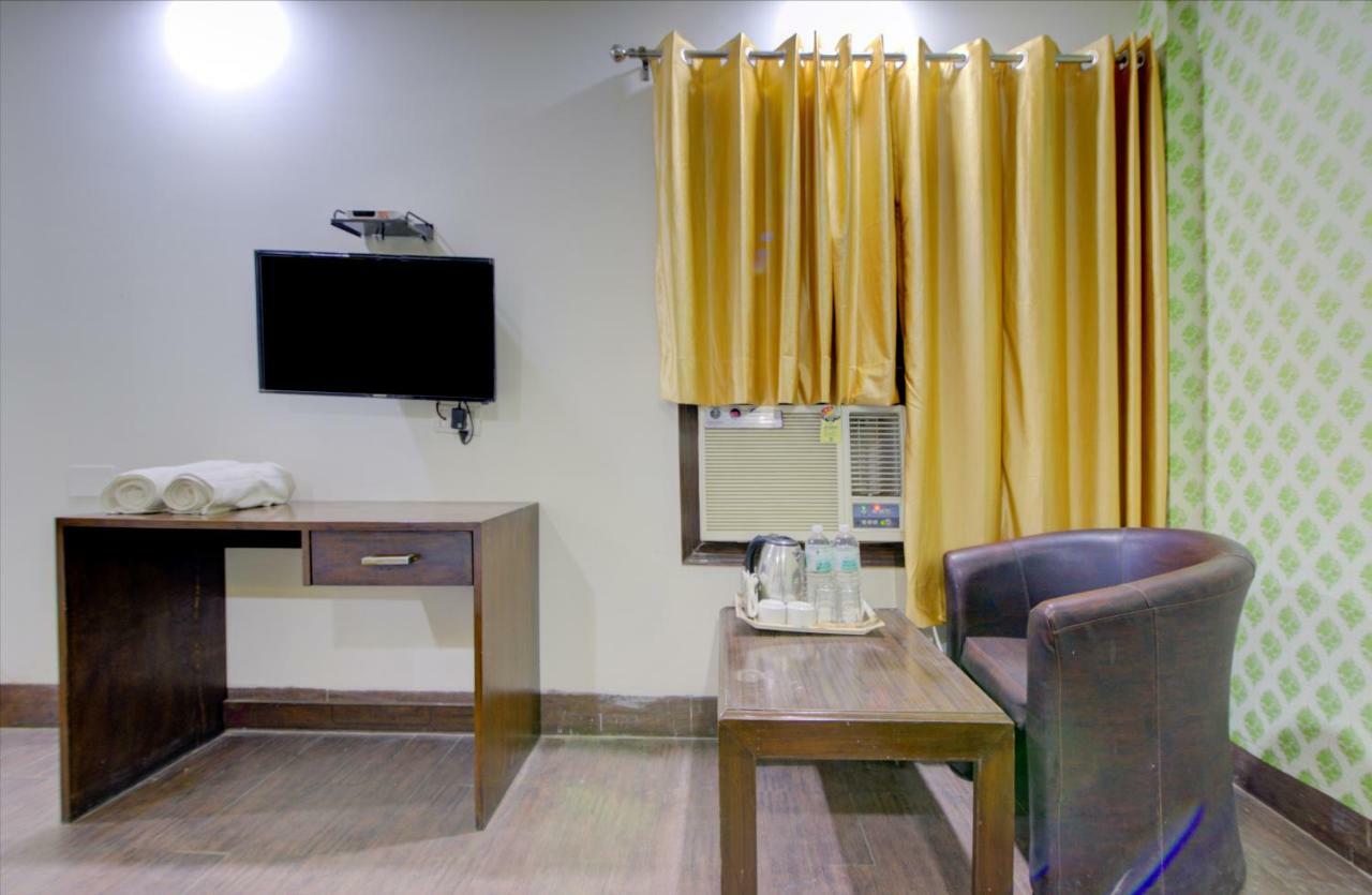 Airport Hotel Daya Capitol Нью-Делі Екстер'єр фото