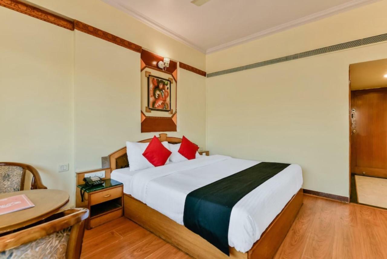 Airport Hotel Daya Capitol Нью-Делі Екстер'єр фото